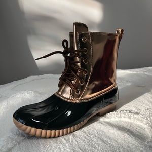 💥 BRAND NEW 💥 Yoki metallic gold boots